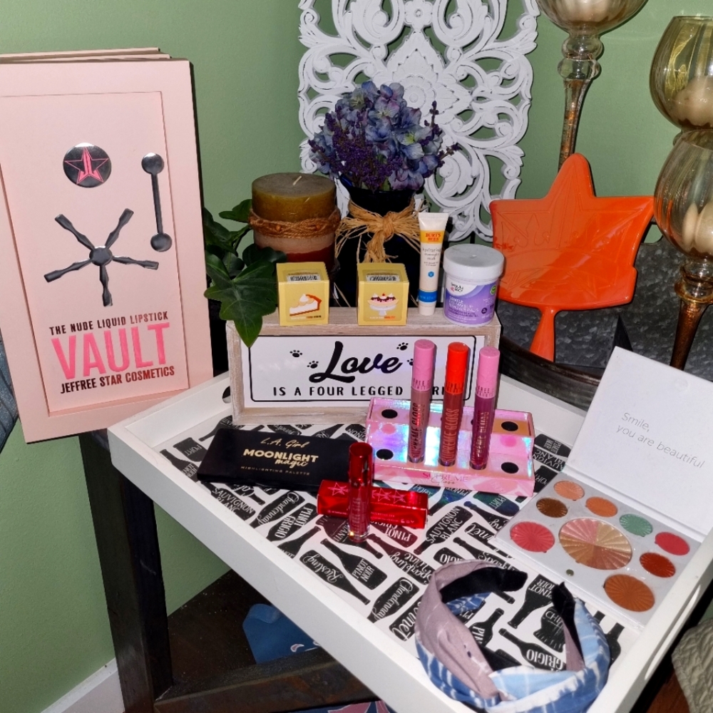 Jeffree star bundle ⭐️ pls read few items have sold-price reduce
